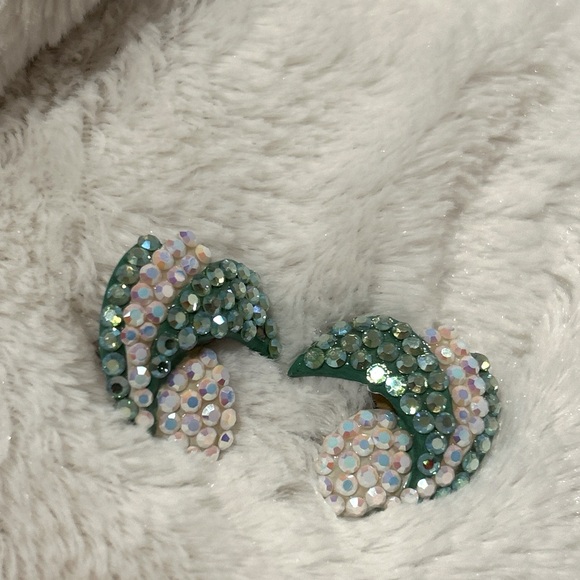 Vintage Bellini clip with sage Green and AB white swirl Swarovski earring new - Picture 1 of 11